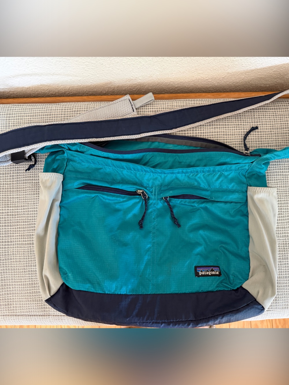 Patagonia lightweight 15L Teal and Navy Messenger Bag with Light Gray Accents